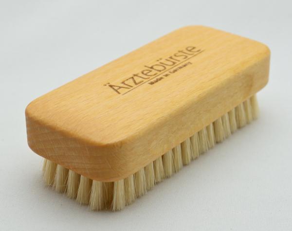 Ärzte Handwaschbürste, weiche Naturborsten, 7 Reihen, Griffmulde für guten Halt.